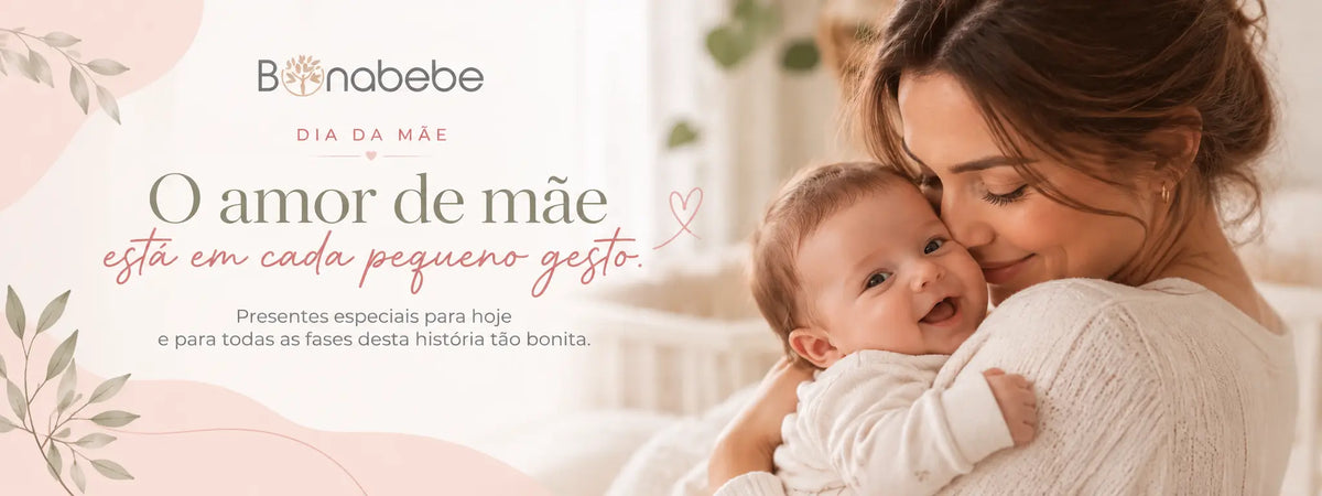 Banner Dia da Mãe Bonabebe com mãe a abraçar o bebé, em tons rosa suave e verde sálvia, com a mensagem O amor de mãe está em cada pequeno gesto.