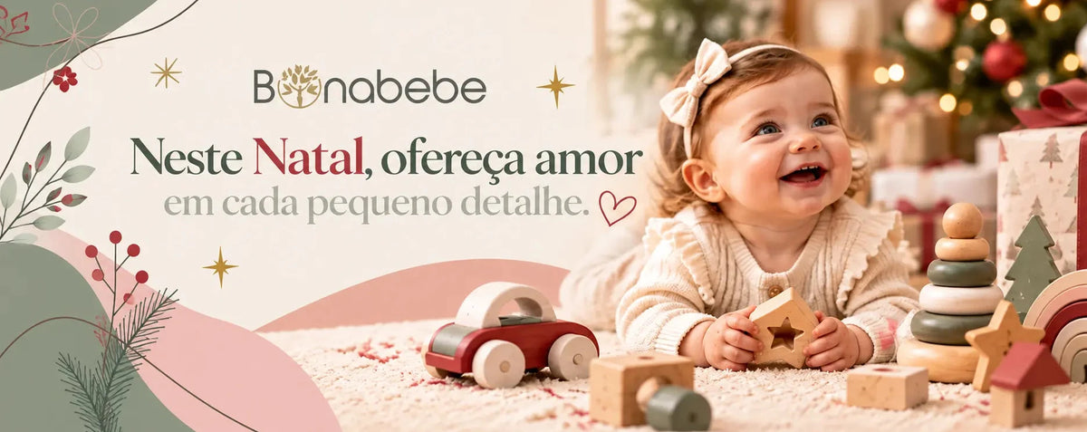 Banner Natal Bonabebe 2026 com bebé sorridente, brinquedos de madeira e presentes junto à árvore de Natal.