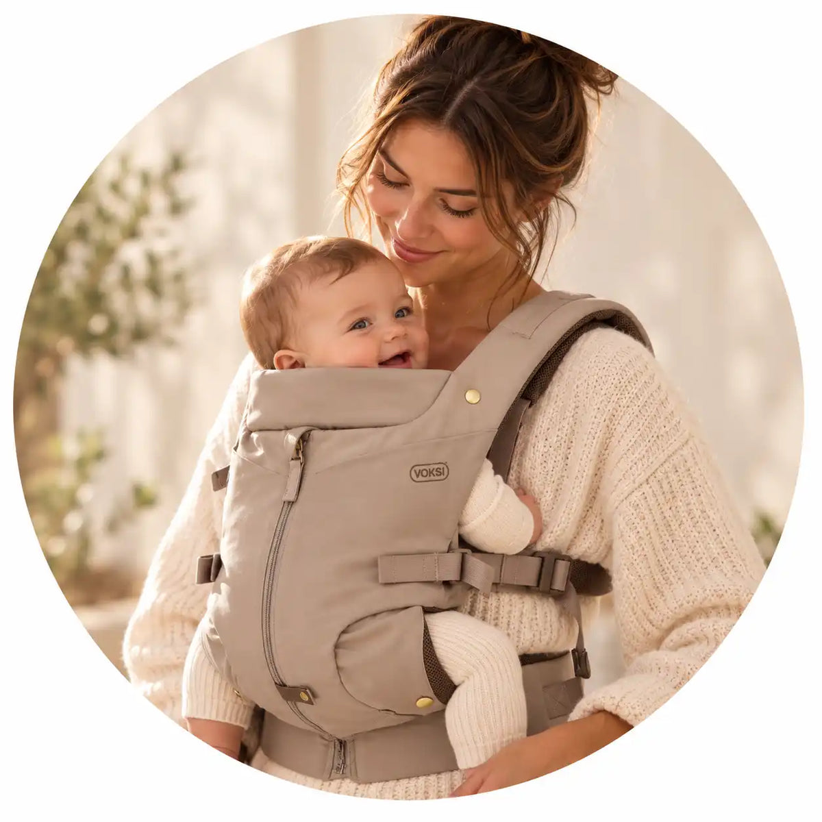 Mãe a transportar o bebé no marsúpio ergonómico Voksi Huddle bege, num momento de proximidade e carinho.
