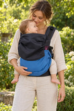 Mulher com bebé no porta-bebé Emeibaby Easy Blue Black Baby Size num jardim