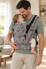 Homem com bebé no marsúpio Emeibaby Easy Leaves Dark Baby Size em casa