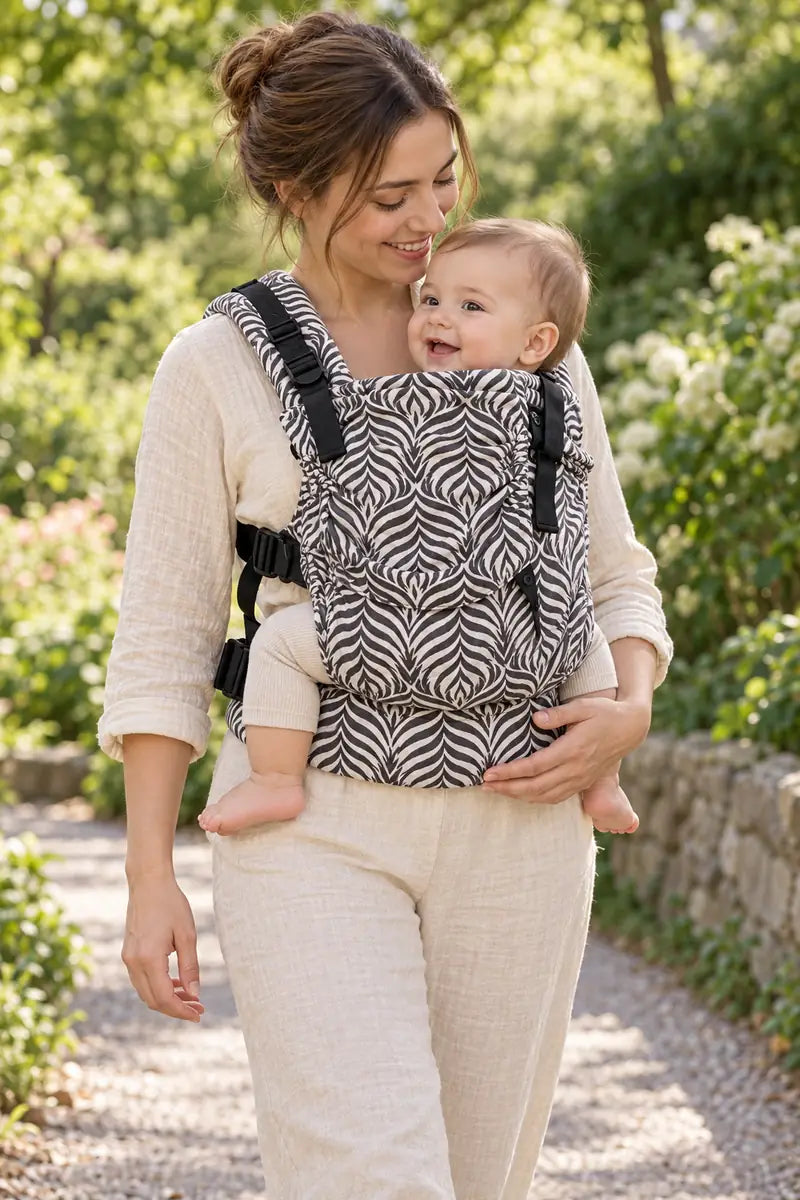 Mulher com bebé no marsúpio Emeibaby Easy Leaves Dark Baby Size num jardim