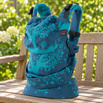 Emeibaby Treemei Petrol/Turquesa Baby Size sobre um banco de jardim