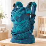 Emeibaby Treemei Petrol/Turquesa Baby Size sobre um banco num quarto de bebé